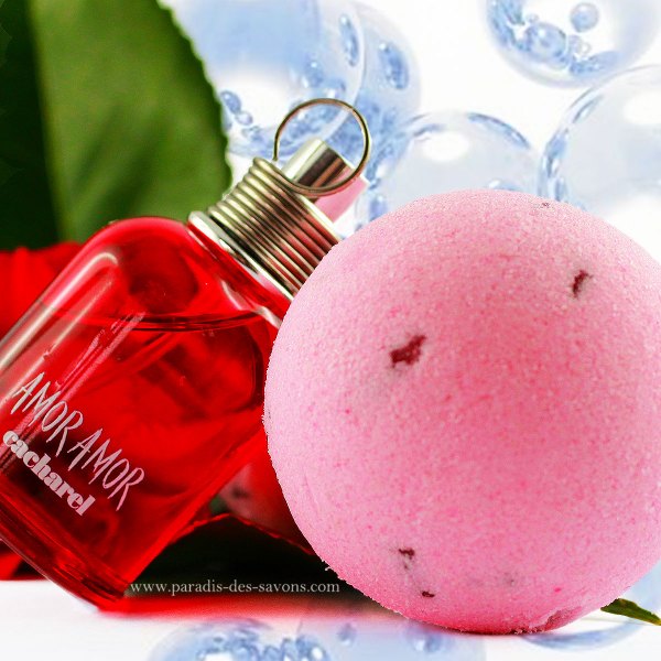 Elle utilise une boule de bain comme du savon, elle finit rose fluo !