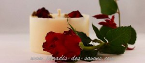 Bougie avec des roses naturelles